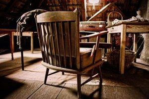 Der Dachboden ist ein Raum direkt unter dem Dach eines Gebäudes, der traditionell als Speicher oder Abstellraum genutzt wird.