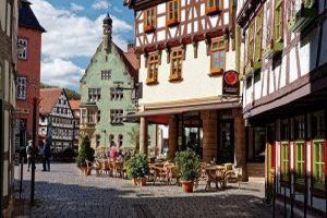 Denkmalschutz bezieht sich auf den Schutz von Denkmälern, Gebäuden oder Gegenständen von historischer, kultureller oder architektonischer Bedeutung.