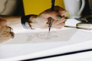 Ein Designer ist eine Person, die kreative und innovative Lösungen für ästhetische, funktionale oder technische Probleme entwickelt.