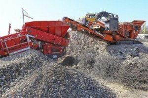 Die Entsorgung bezieht sich auf den Prozess, bei dem Abfälle entfernt und entsorgt werden, um Umweltverschmutzung zu vermeiden.