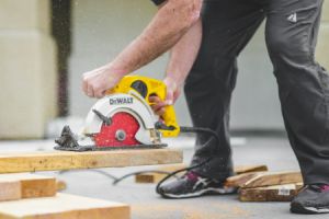 Fachkompetenz bezeichnet die Fähigkeit, auf der Grundlage von fundiertem Fachwissen und praktischer Erfahrung professionelle Aufgaben in einem bestimmten Bereich sachgerecht, effizient und zielorientiert zu erfüllen.