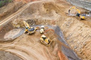 Feinstaub bezeichnet winzige Partikel in der Luft, die kleiner als 10 Mikrometer im Durchmesser sind und daher leicht eingeatmet werden können.