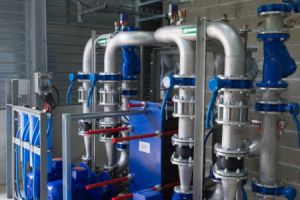 Fernwärme ist ein Versorgungssystem, das Wärme in Form von heißem Wasser oder Dampf über ein Netzwerk von isolierten Rohrleitungen von einer zentralen Wärmequelle, wie z.B. einem Heizkraftwerk oder einer Müllverbrennungsanlage, zu den Endverbrauchern transportiert.
