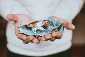 Eine Finanzierungsmöglichkeit ist eine verfügbare Option oder Methode, um finanzielle Mittel für ein bestimmtes Projekt oder eine Investition zu beschaffen.