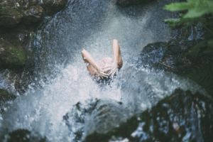Eine <b>Gartendusche</b> ist eine speziell für den Außenbereich konzipierte Dusche, die in Gärten, auf Terrassen oder in Poolbereichen installiert wird.