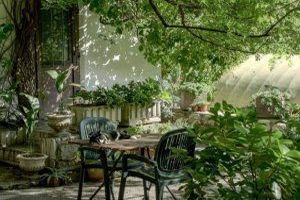Ein Gartentor ist eine Tür oder ein Eingang in einen Garten oder ein Grundstück.