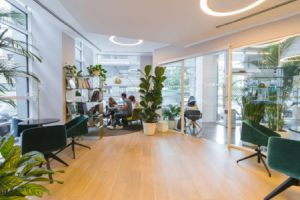 Ein Geschoss bezieht sich auf eine Etage oder Ebene eines Geb&auml;udes.