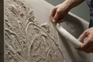 Gips ist ein mineralisches Material, das für die Herstellung von Gipsprodukten wie Gipsputz, Gipsverband und Gipsabdruck verwendet wird.