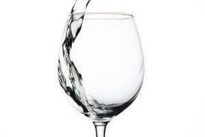 Glaswolle ist ein Dämmmaterial, das aus geschmolzenem Glas hergestellt wird.