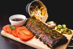 Ein geselliges Ereignis oder eine Veranstaltung, bei der im Freien gegrillt wird. Ein geselliges Ereignis oder eine Veranstaltung, bei der im Freien gegrillt wird.