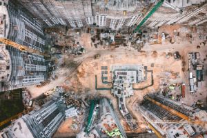 Eine Großbaustelle ist ein Ort, an dem umfangreiche Bauarbeiten stattfinden, die verschiedene Arten von Konstruktionen oder Infrastrukturprojekten umfassen, die eine beträchtliche Fläche oder Ressourcen beanspruchen.