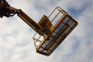 Eine Hebebühne ist eine mechanische Vorrichtung, die verwendet wird, um schwere Lasten anzuheben und zu senken.