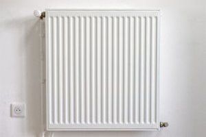 Ein Radiator ist ein Heizkörper, der durch Wärmeabgabe den Raum erwärmt.