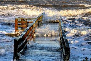 Überschwemmung bedeutet das über die Ufer treten von Gewässern und das Überfluten von Landflächen.
