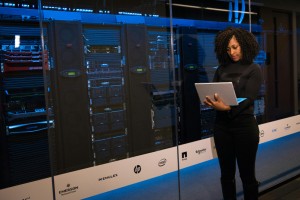 Kabelmanagement, Kühlung, Sicherheit: Wie 19-Zoll-Schränke Ihr Netzwerk zukunftssicher machen - Bild: Christina Morillo / Pexels
