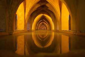 Ein Kellerraum ist ein Raum in einem Gebäude, der sich im Untergeschoss befindet und in der Regel zur Lagerung von Gegenständen oder als zusätzlicher Wohnraum genutzt wird.