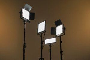 Lampe bezeichnet einen Beleuchtungskörper, der in der Regel aus einer Lichtquelle wie z.B. einer Glühlampe, einem Strahler oder einer LED besteht.