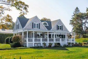 Landhaus ist ein Wohnstil, der eine rustikale, ländliche Ästhetik und Atmosphäre widerspiegelt.