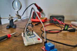 Leitfähigkeit ist eine fundamentale physikalische Eigenschaft von Materialien, die deren Fähigkeit beschreibt, elektrischen Strom, Wärme oder andere Formen von Energie zu transportieren.