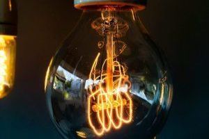 Eine Lichtquelle ist ein Gerät oder eine Vorrichtung, die Licht erzeugt oder emittiert.
