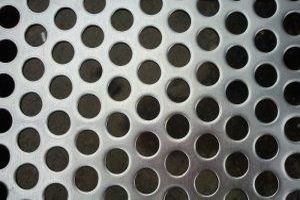 Ein Lochblech ist ein flaches Metallblech mit Löchern in regelmäßigen oder unregelmäßigen Abständen.