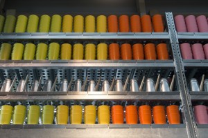 Ein Metallregal ist ein stabiles Regalsystem, das vollständig oder überwiegend aus metallischen Materialien wie Stahl oder Aluminium gefertigt ist.