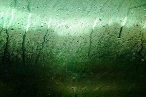 Nässe bezieht sich auf den Zustand von etwas, das feucht, nass oder mit Flüssigkeit bedeckt ist.