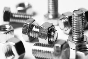 Oberflächenveredelung bezieht sich auf den Prozess der Behandlung oder Modifikation der Oberfläche eines Materials, um bestimmte Eigenschaften oder ästhetische Merkmale zu erreichen.