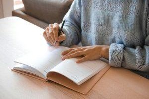 Papier ist ein dünnes, flaches Material, das aus pflanzlichen Fasern hergestellt wird und zum Schreiben, Drucken, Verpacken und anderen Zwecken verwendet wird.