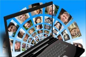 Eine Präsentation ist eine organisierte und oft visuell unterstützte Darstellung von Informationen, Konzepten, Produkten oder Ideen vor einem Publikum.