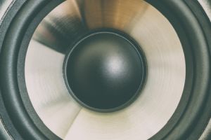Die Schallübertragung beschreibt die Ausbreitung von Schallwellen in einem Medium.