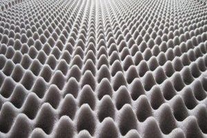 Schallwellen sind Wellen von akustischen Druckschwankungen, die sich durch verschiedene Medien wie Luft, Wasser oder Feststoffe ausbreiten und als Schall, Klang oder Ton wahrgenommen werden.