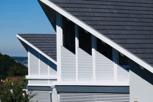 Schrägrollladen: Die smarte Lösung für Fenster mit Winkel - Bild: schanz.de