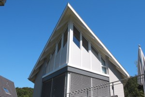 Schrägrollladen: Die smarte Lösung für Fenster mit Winkel - Bild: schanz.de