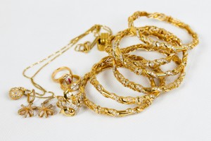 Schmuck umfasst dekorative Objekte, die hauptsächlich zur Zierde oder als Ausdruck von Stil, Kultur und Persönlichkeit getragen werden.