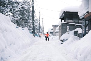 Eine Schneeschaufel ist ein Werkzeug, das speziell dafür ausgelegt ist, Schnee von Flächen wie Gehwegen, Einfahrten oder Straßen zu entfernen. Eine Schneeschaufel ist ein Werkzeug, das speziell dafür ausgelegt ist, Schnee von Flächen wie Gehwegen, Einfahrten oder Straßen zu entfernen.