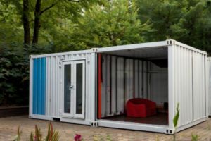 Ein Geräteschuppen ist ein kleiner, meist freistehender Bau, der zur Aufbewahrung von Werkzeugen, Gartengeräten und anderen Utensilien dient.