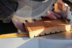 Selberbauer, auch bekannt als Heimwerker oder Do-it-yourselfer, sind Personen, die selbst Hand anlegen und Dinge eigenständig bauen, reparieren oder modifizieren.