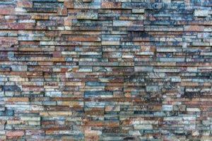 Sichtmauerwerk ist eine architektonische Gestaltungstechnik, bei der das Mauerwerk bewusst unverputzt und sichtbar bleibt, um seine natürliche Textur, Farbe und Struktur zur Geltung zu bringen.