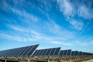 Solarenergie ist eine erneuerbare Energiequelle, die die Strahlungsenergie der Sonne nutzt, um sie in nutzbare Formen wie Elektrizität oder Wärme umzuwandeln.
