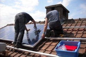 Ein Solarmodul ist eine zentrale Komponente in der Photovoltaiktechnologie, die Sonnenlicht direkt in elektrische Energie umwandelt.