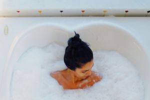 Spachtelmasse ist eine pastöse Substanz oder ein Gemisch, das in der Baubranche und beim Heimwerken verwendet wird, um Oberflächen zu glätten, Fugen zu füllen oder Unebenheiten aufzufüllen.