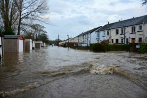 Starkregenereignis beschreibt eine extreme Form von Regen, bei der innerhalb kurzer Zeit große Mengen an Niederschlag fallen.