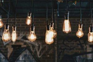 Die Strahlkraft bezieht sich auf die Helligkeit, Intensität oder Leuchtkraft einer Lichtquelle.