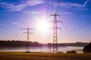 Ein Stromkabel, auch bekannt als Stromleitung oder elektrisches Kabel, ist ein flexibler Leiter, der den Stromfluss zwischen einer Stromquelle und einem elektrischen Gerät ermöglicht.