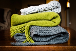 Ein Textil ist ein flexibles Material, das aus natürlichen oder künstlichen Fasern hergestellt wird.