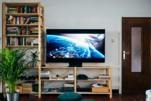 TV, kurz für Television oder Fernseher, bezeichnet ein elektronisches Gerät zur Wiedergabe von audiovisuellen Inhalten wie Filmen, Fernsehsendungen, Nachrichten oder Sportübertragungen.