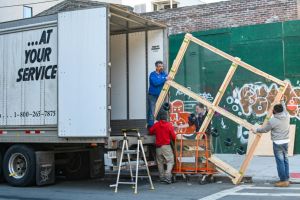 Ein Umzugsunternehmen ist ein Dienstleister, der professionelle Dienstleistungen im Zusammenhang mit dem Umzug von Haushalten, Unternehmen oder Büros anbietet.