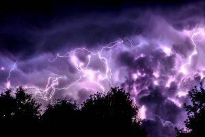 Unwetter sind extreme meteorologische Bedingungen, die starke Winde, heftige Regenfälle, Gewitter, Hagel oder sogar Tornados umfassen können.
