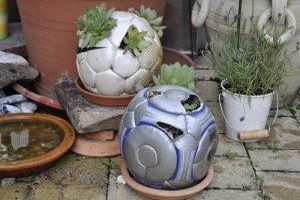 Upcycling beschreibt einen kreativen Prozess, bei dem Abfallmaterial oder Gebrauchtgegenstände in neuwertige oder wertvollere Objekte umgewandelt werden, anstatt sie zu entsorgen oder herkömmlich zu recyceln.